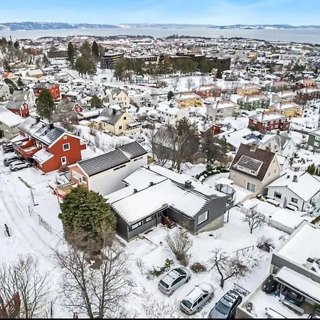 Willa Pa Tyholt Med Utsikt, Hage Og Parkering
